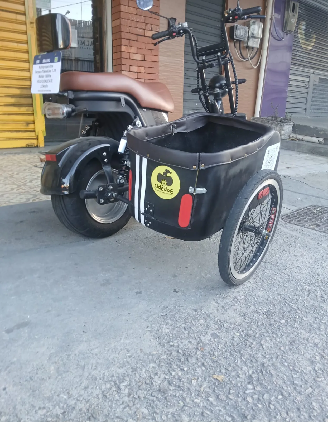 Já do lado da moto elétrica pronto para rodar