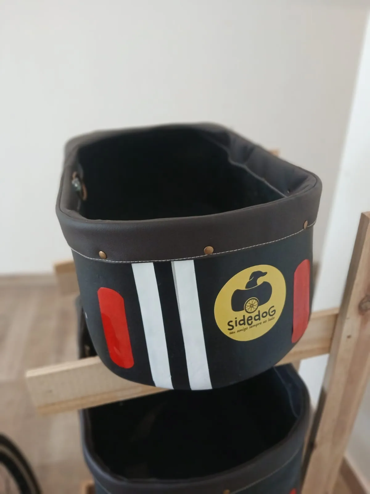Detalhe do compartimento do Sidedog